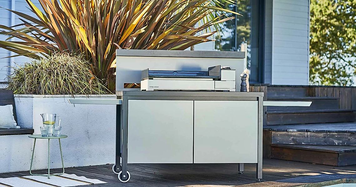Elektro Plancha Grill Premium 60 Schwarz/Grau auf Rolltisch geschlossen günstig online kaufen