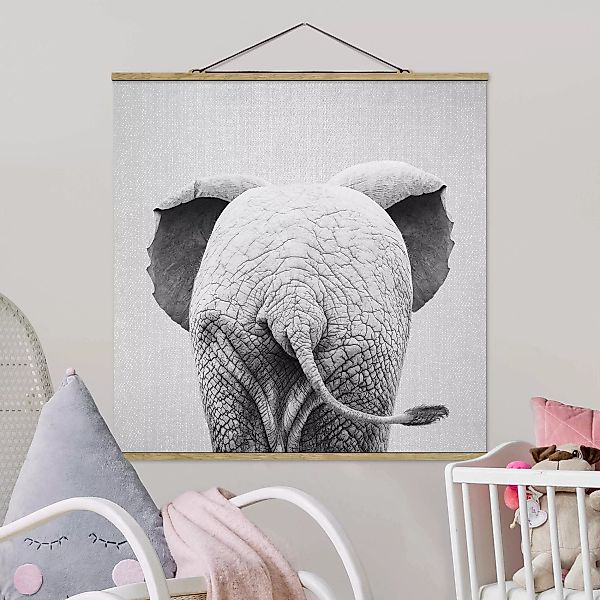 Stoffbild mit Posterleisten Baby Elefant von hinten Schwarz Weiß günstig online kaufen