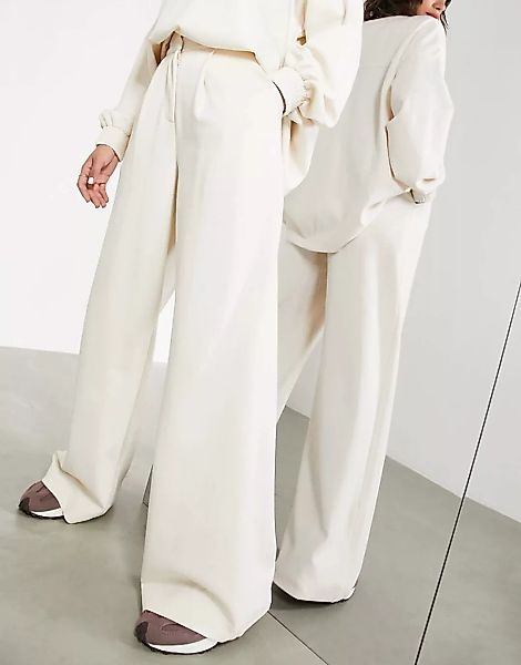 ASOS EDITION – Hose mit hohem Bund aus strukturiertem Jersey in Creme-Weiß günstig online kaufen