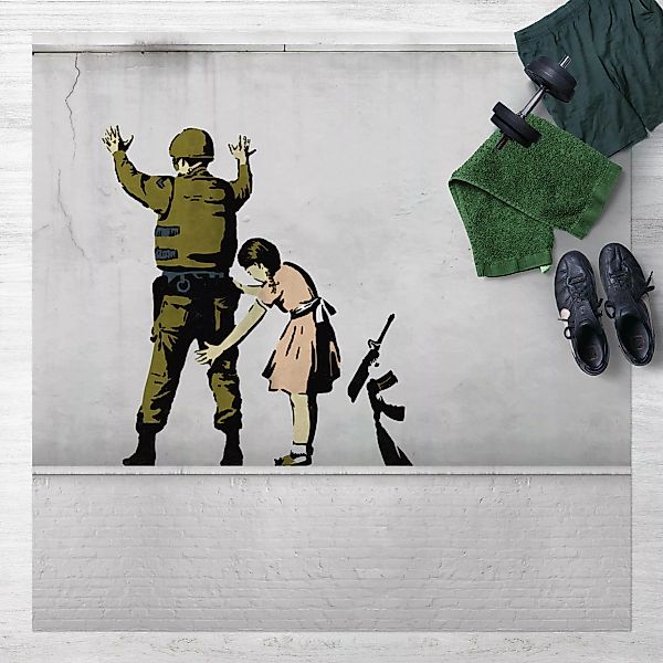 Vinyl-Teppich Soldat und Mädchen - Brandalised ft. Graffiti by Banksy günstig online kaufen