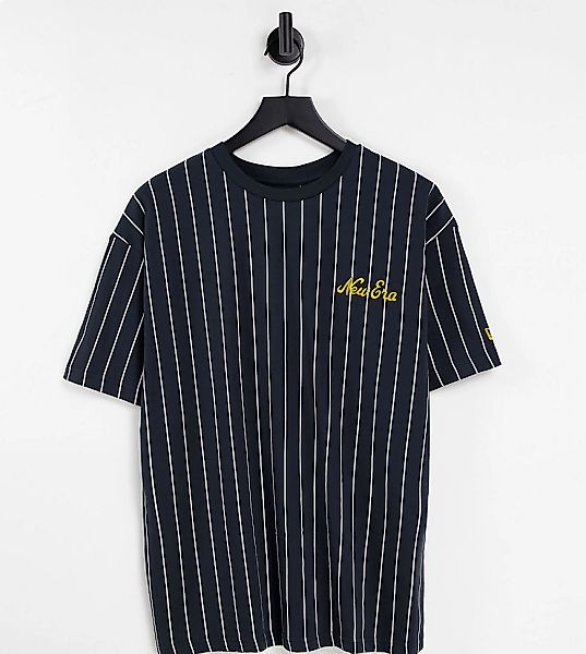New Era – Heritage – T-Shirt in Marineblau mit Nadelstreifen, exklusiv bei günstig online kaufen
