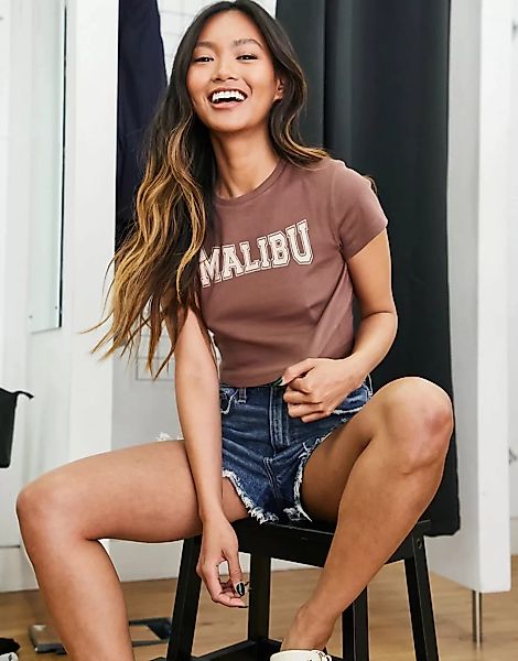 ASOS DESIGN – Knapp geschnittenes T-Shirt in Braun mit Malibu-Aufdruck günstig online kaufen