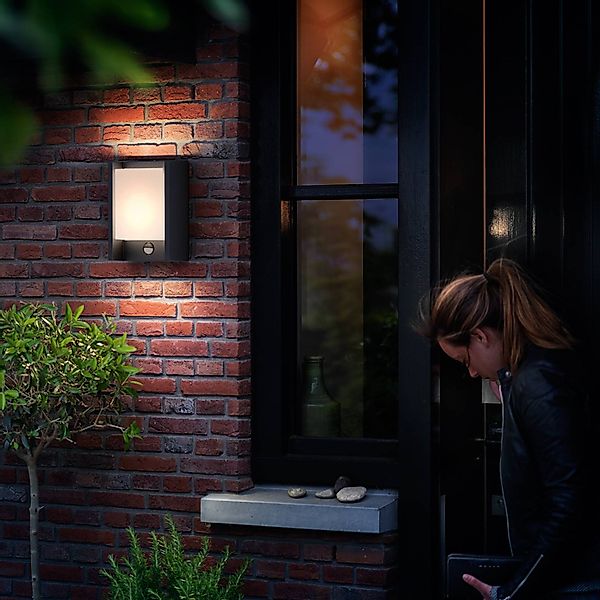 Philips LED-Außenwandlampe Arbour Sensor 1fl. 2.700 K günstig online kaufen