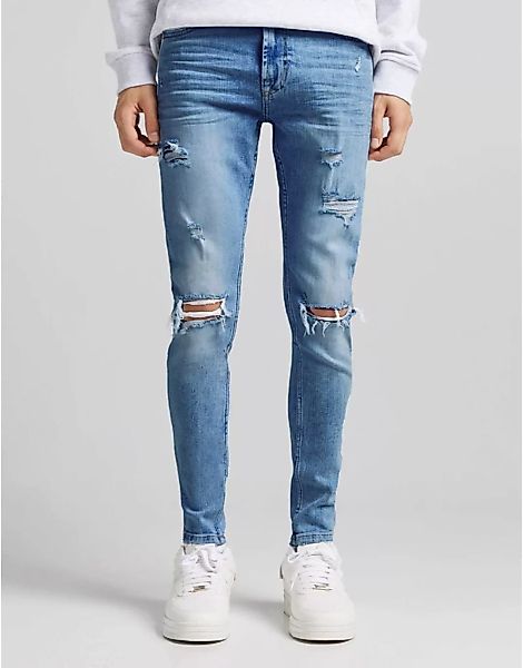 Bershka – Extrem enge, mittelblaue Jeans mit Rissen günstig online kaufen