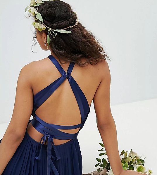 TFNC Tall – Plissiertes Brautjungfern-Maxikleid mit überkreuzten Rückenträg günstig online kaufen