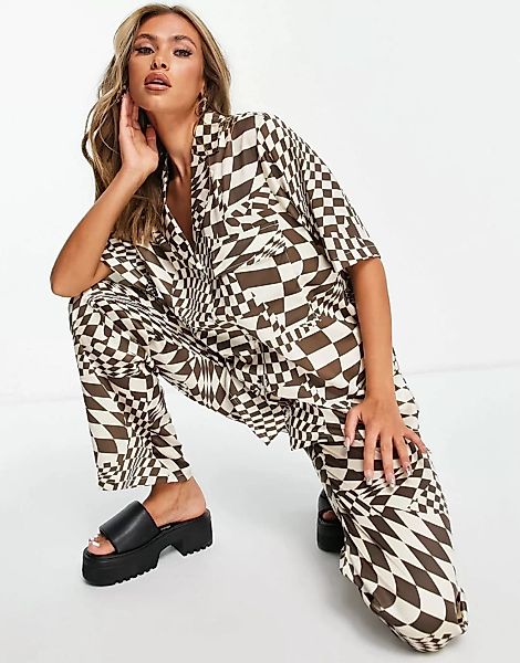 ASOS DESIGN – Oversize-Satinhemd mit psychedelischem Muster in Braun, Kombi günstig online kaufen