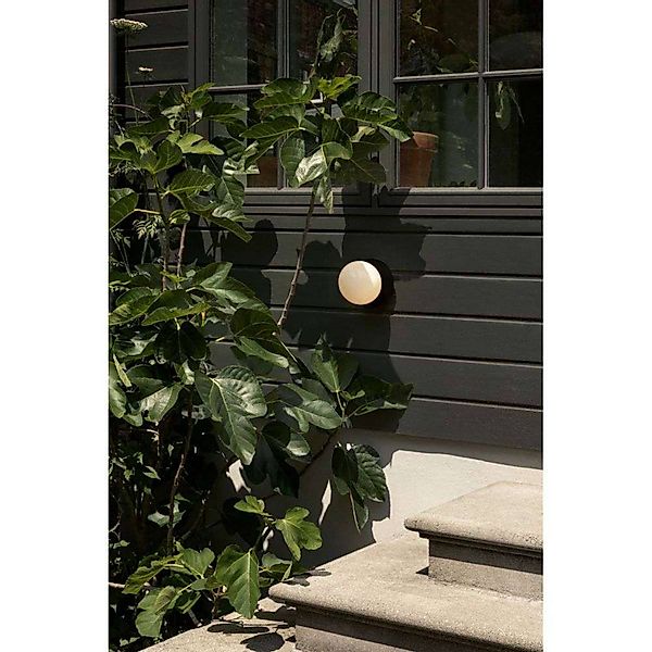 Nuura Außen-Wandleuchte Liila, Ø 16 cm, schwarz/opal günstig online kaufen
