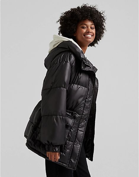 Bershka – Wattierte Oversize-Jacke aus Nylon in Beige mit Kapuze-Schwarz günstig online kaufen