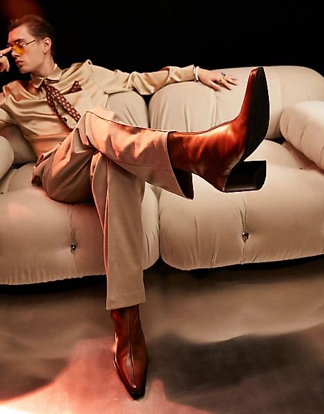 ASOS DESIGN – Chelsea-Stiefel aus braunem Leder mit abgeschrägtem Absatz günstig online kaufen