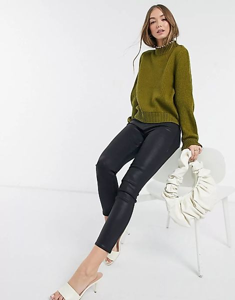 Vero Moda – Pullover mit hohem Kragen und Perlenverzierung in Khaki-Grün günstig online kaufen
