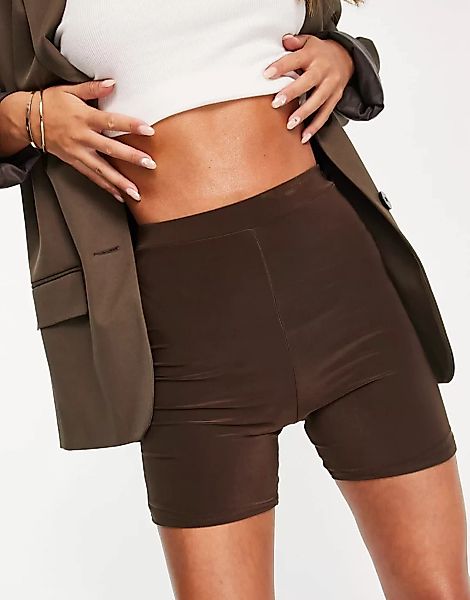 Missy Empire – Not So Basic – Exklusive, eng anliegende Shorts in Schokolad günstig online kaufen