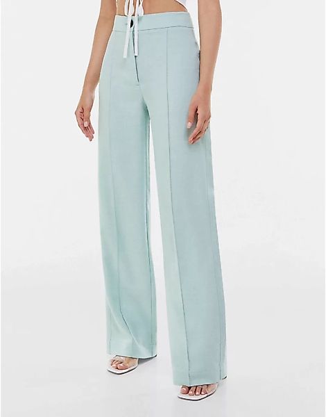 Bershka – Schmal geschnittene Hose in Blau mit weitem Bein günstig online kaufen