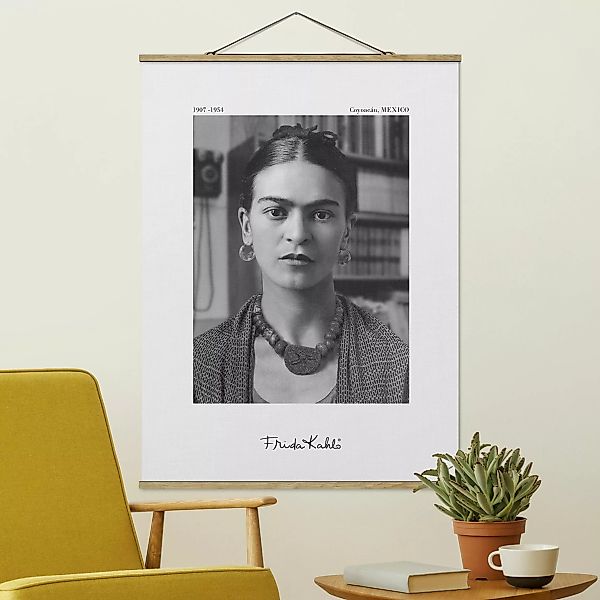 Stoffbild mit Posterleisten Frida Kahlo Foto Portrait im Haus günstig online kaufen