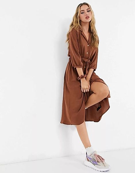 ASOS DESIGN – Durchgeknöpftes Midihemdkleid mit geraffter Taille in Braun günstig online kaufen