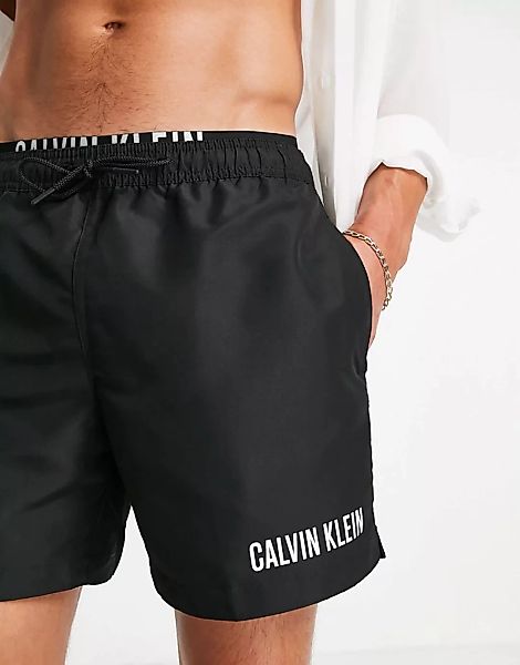 Calvin Klein – Badeshorts mit doppeltem Logo-Bund in Schwarz günstig online kaufen