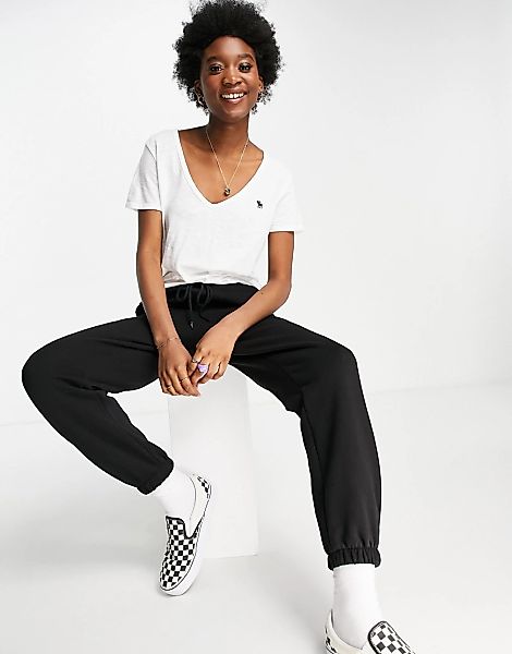 Abercrombie & Fitch – T-Shirt in Weiß mit V-Ausschnitt und Logo günstig online kaufen