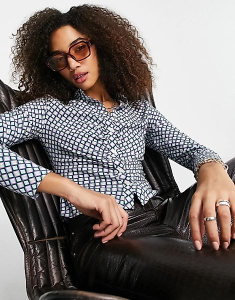Bershka – Bluse mit Raffung vorne und geometrischem Muster in Blau günstig online kaufen