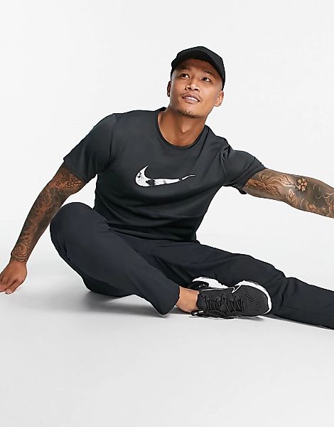 Nike Running – Wild Run – T-Shirt in Dunkelgrau mit Swoosh-Logo günstig online kaufen