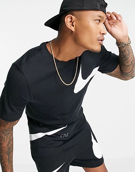Nike – Schwarzes T-Shirt mit Swoosh-Logo günstig online kaufen