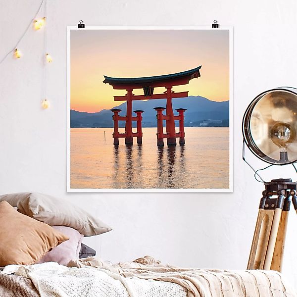 Poster Architektur & Skyline - Quadrat Torii am Itsukushima günstig online kaufen