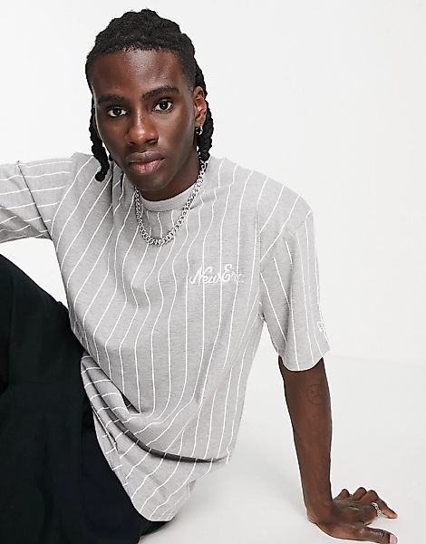 New Era – Heritage – Oversize-T-Shirt in Grau mit Nadelstreifen günstig online kaufen