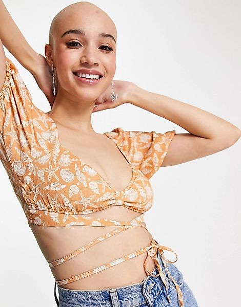 Pull&Bear – Kurz geschnittene Bluse in Orange mit Wickeldesign und Sternenm günstig online kaufen