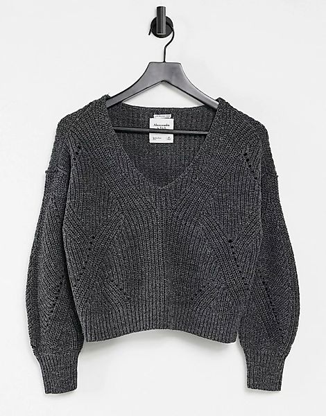 Abercrombie & Fitch – Lässiger Pullover mit V-Ausschnitt in Dunkelgrau günstig online kaufen