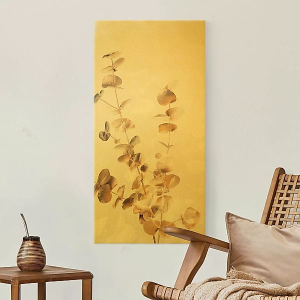Leinwandbild Goldene Eukalyptuszweige mit Weiß günstig online kaufen