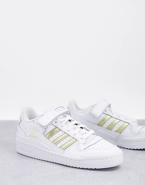 adidas Originals – Forum Low – Sneaker in Weiß mit goldfarbenen Streifen günstig online kaufen