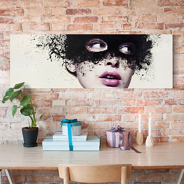 Leinwandbild Portrait - Panorama Das Mädchen mit der schwarzen Maske günstig online kaufen