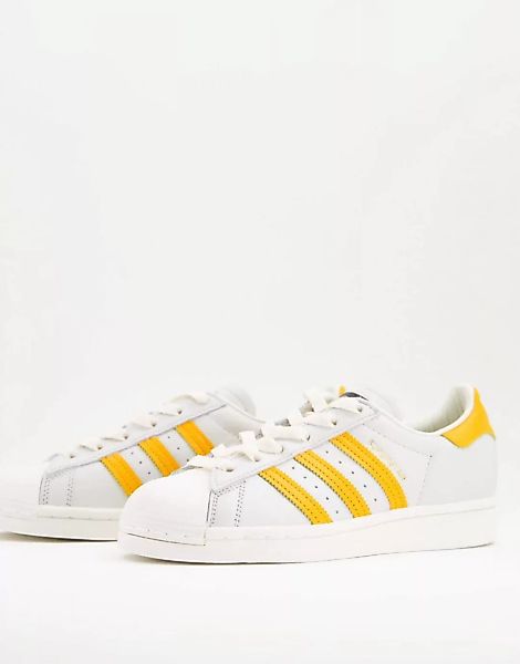 adidas Originals – Superstar – Sneaker in Weiß und Gelb günstig online kaufen