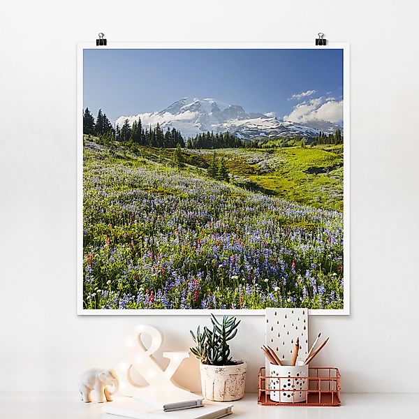 Poster - Quadrat Bergwiese mit roten Blumen vor Mt. Rainier günstig online kaufen