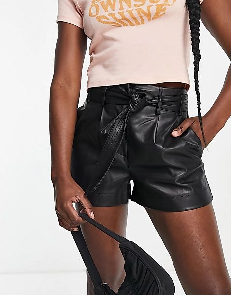Pimkie – Paperbag-Shorts aus Kunstleder in Schwarz mit Bindegürtel günstig online kaufen