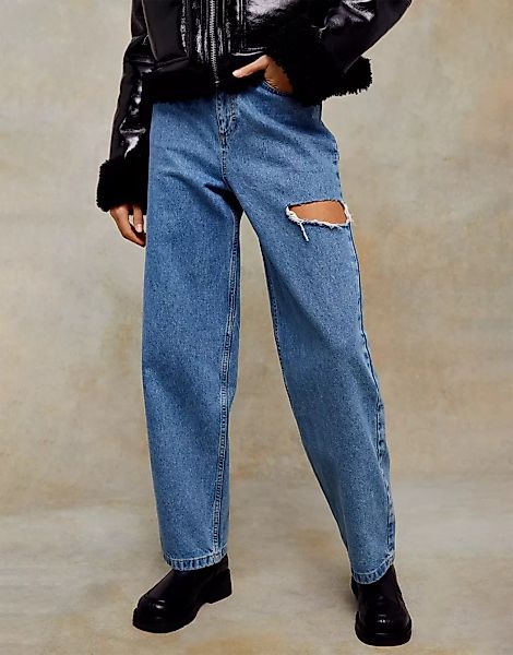 Topshop – Locker geschnittene Jeans mit Riss an der Seite in Mittelblau günstig online kaufen