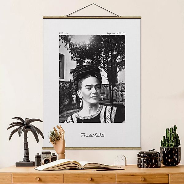 Stoffbild mit Posterleisten Frida Kahlo Foto Portrait im Garten günstig online kaufen