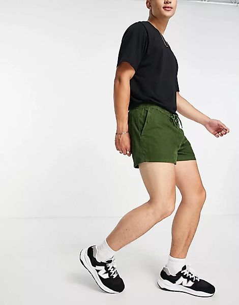 ASOS DESIGN – Eng geschnittene, kurze Shorts in dunklem Khaki aus Cord-Grün günstig online kaufen