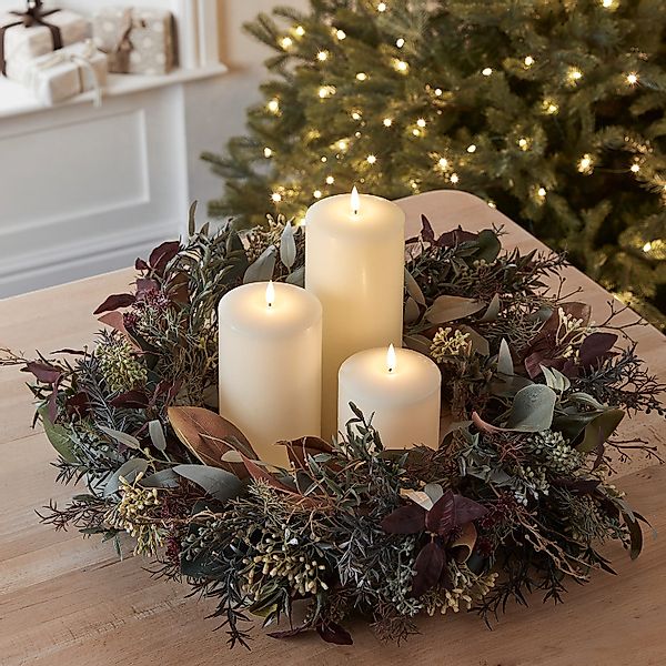 60cm Herbst- und Winterkranz mit Beleuchtung und TruGlow® LED Kerzen günstig online kaufen