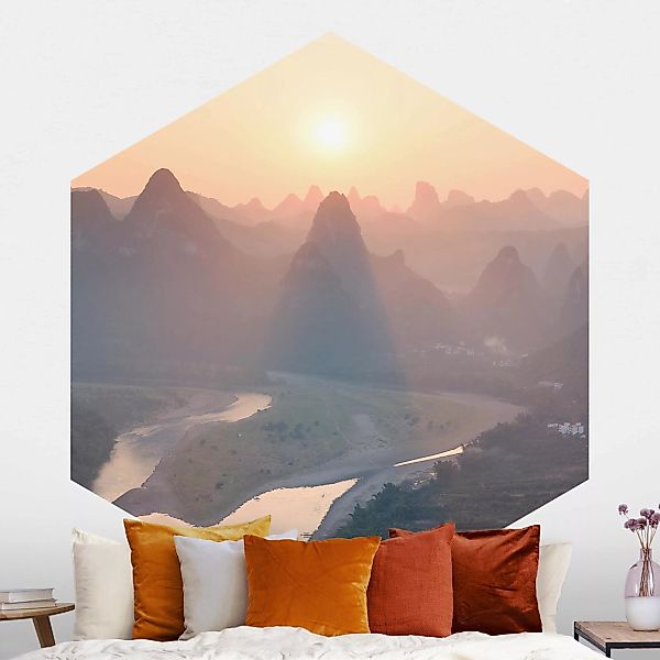 Hexagon Fototapete selbstklebend Sonnenaufgang in Berglandschaft günstig online kaufen