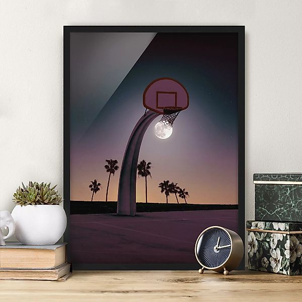 Bild mit Rahmen Kunstdruck - Hochformat Basketball mit Mond günstig online kaufen