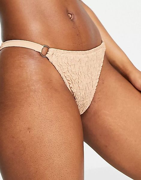 Missguided – Bikiniunterteil aus Knitterstoff mit Ringdetail in Beige-Neutr günstig online kaufen