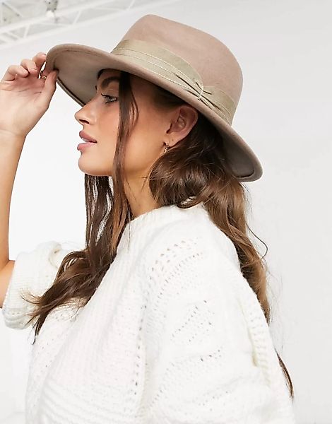 ASOS DESIGN – Größenverstellbarer Fedora-Hut aus nerzfarbenem Filz mit brei günstig online kaufen