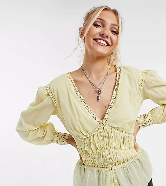 Reclaimed Vintage – Inspired – Geraffte Bluse mit Bündchen aus Spitze-Gelb günstig online kaufen