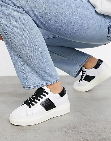 London Rebel – Flache Sneaker in Schwarz und Weiß günstig online kaufen