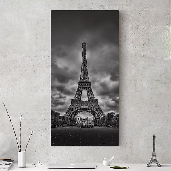 Leinwandbild Schwarz-Weiß - Hochformat Eiffelturm vor Wolken schwarz-weiß günstig online kaufen