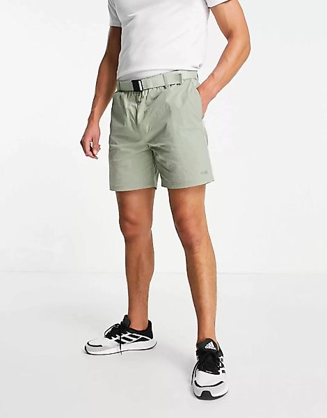 ASOS 4505 – Sport-Shorts aus Nylon mit Gürteldetail-Grün günstig online kaufen
