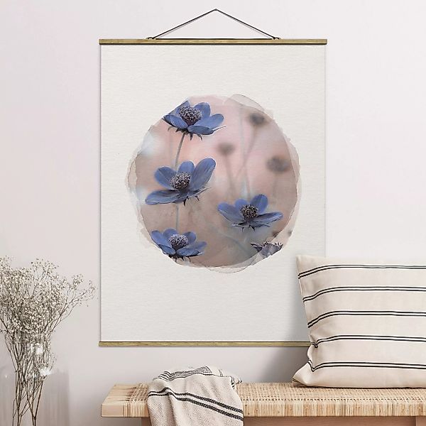 Stoffbild Blumen mit Posterleisten - Hochformat Wasserfarben - Blaue Kosmee günstig online kaufen