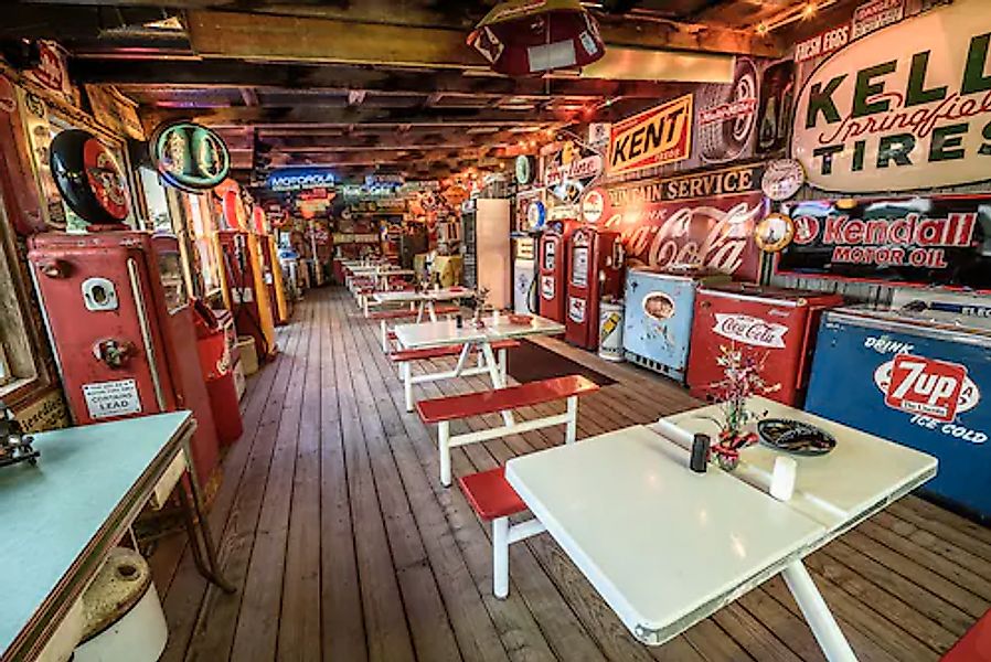 Papermoon Fototapete »BOBS BENZIN GASSE-ROUTE 66 VINTAGE RETRO TANKSTELLE X günstig online kaufen