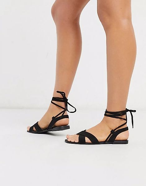 Qupid – Flache schwarze Sandalen mit Beinschnürung günstig online kaufen