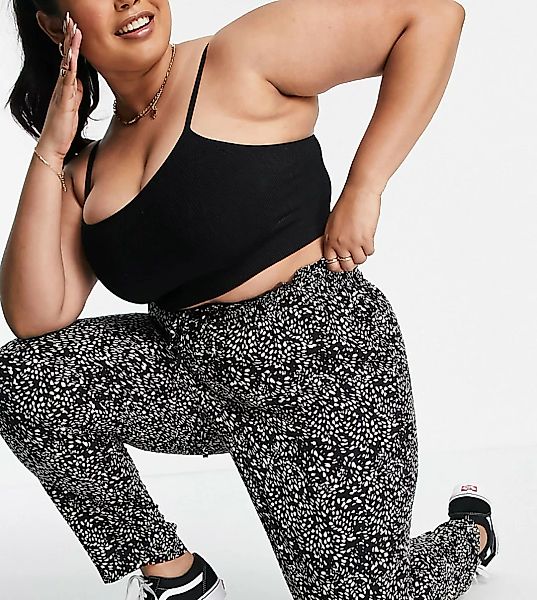 New Look Curve – Gesponnene Jogginghose mit schwarz-weißem Muster günstig online kaufen