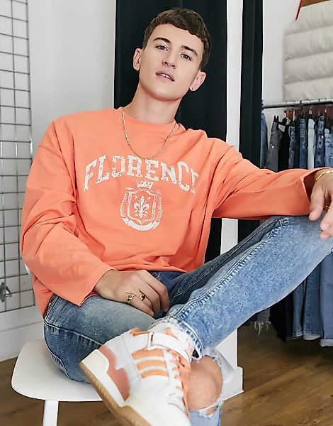 ASOS DESIGN – Langärmliges Oversize-Shirt in Orange mit „Florence“-Print günstig online kaufen